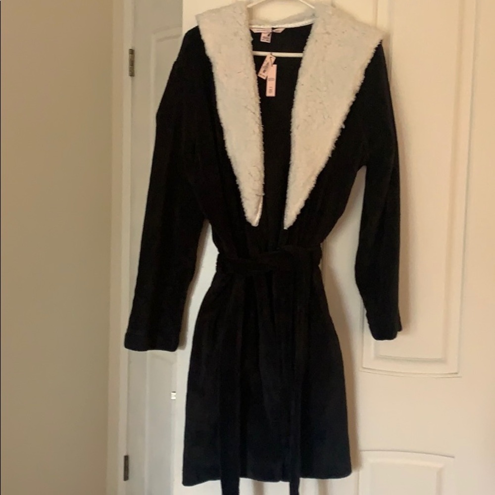 Victoria’s Secret Plush Black robe with hood - Picture 1 of 3
